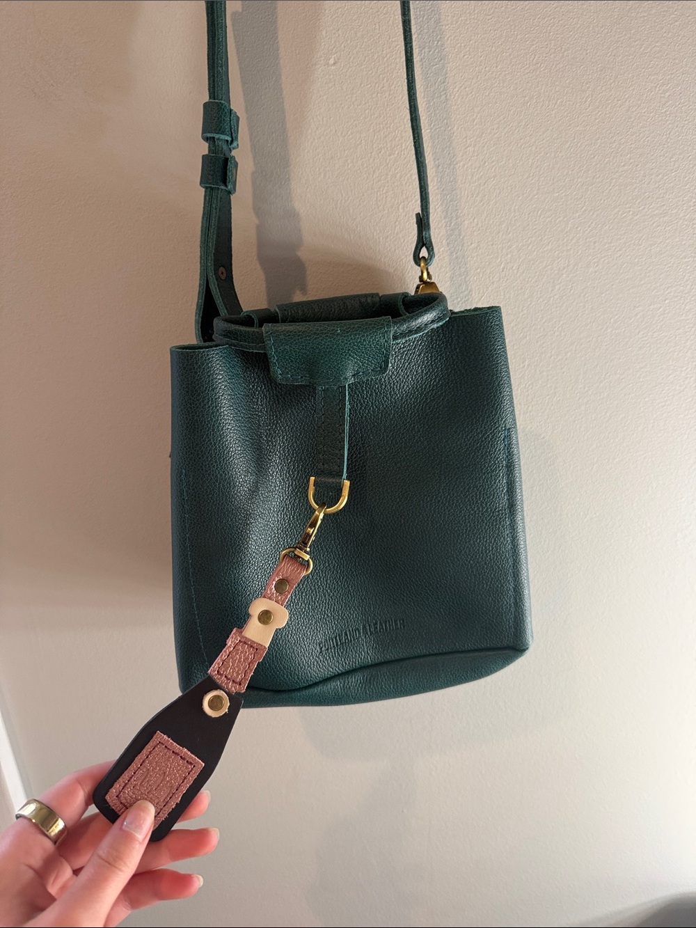 Portland Leather Firefly Bucket Bag with Adjustable Strap - Picture 4 of 6